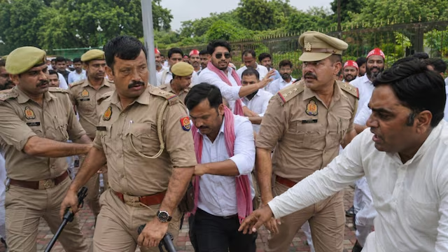 सपा के प्रदर्शन में पिस्टल निकालकर कॉक करने लगा यह दरोगा, धक्का-मुक्की से लेकर गाली-गलौज सब हुआ